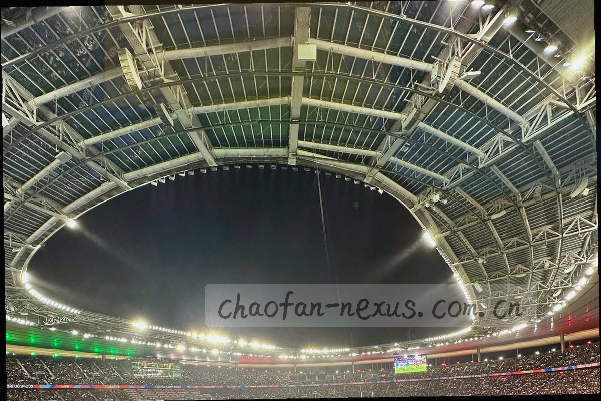 光束与粒子构成的夜间空间，人物只保留模糊剪影
